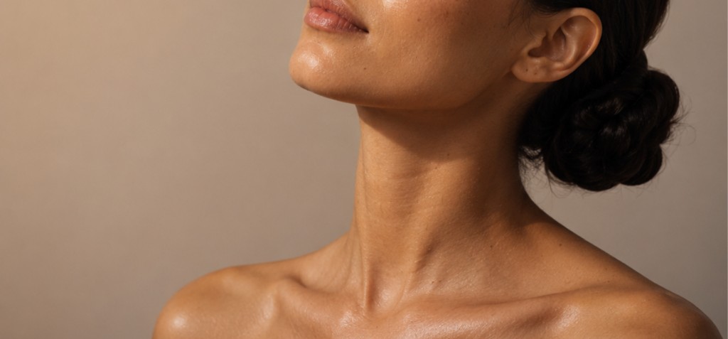 Hals und Dekolleté mit ebenmäßiger, frisch wirkender Haut nach einem Laser Facial